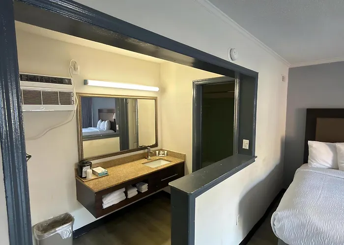 Hotel with pool: Budget Inn Conway